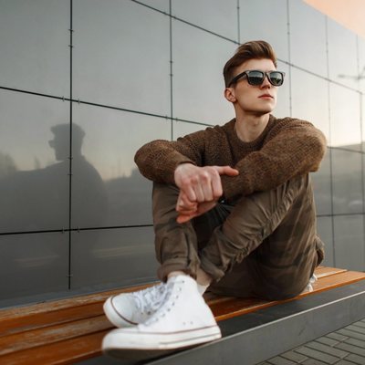 botas blancas hombre outfit