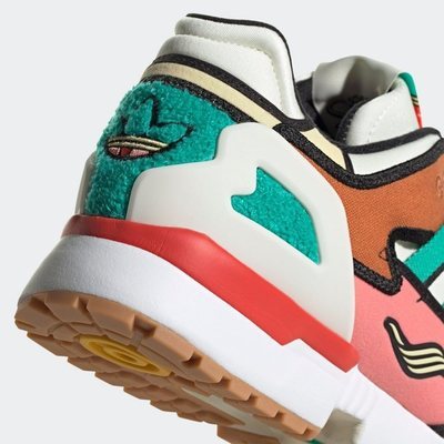 El pelo y la nariz de Krusty se reflejan en la parte trasera de las adidas ZX 10.000C 'Krusty Burger'.