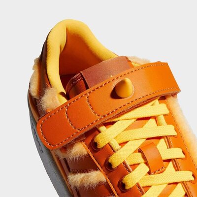 El cuerno de George aparece en el velcro de la lengüeta de estas Forum Low