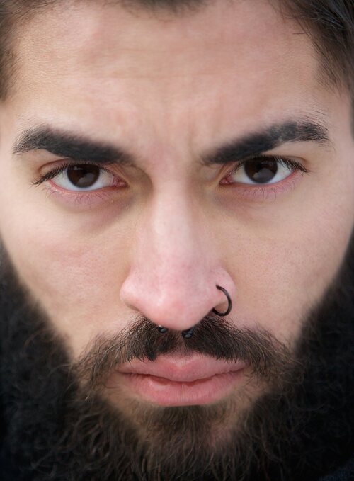 Si te haces el piercing de la nariz sería mejor evita el aro porque te quedará mejor el puntito.